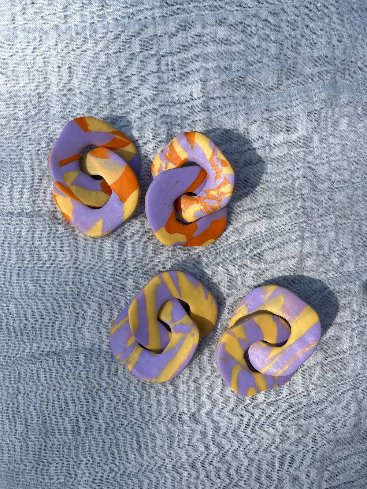 Boucles d'oreilles ronds entrelacés marbrés