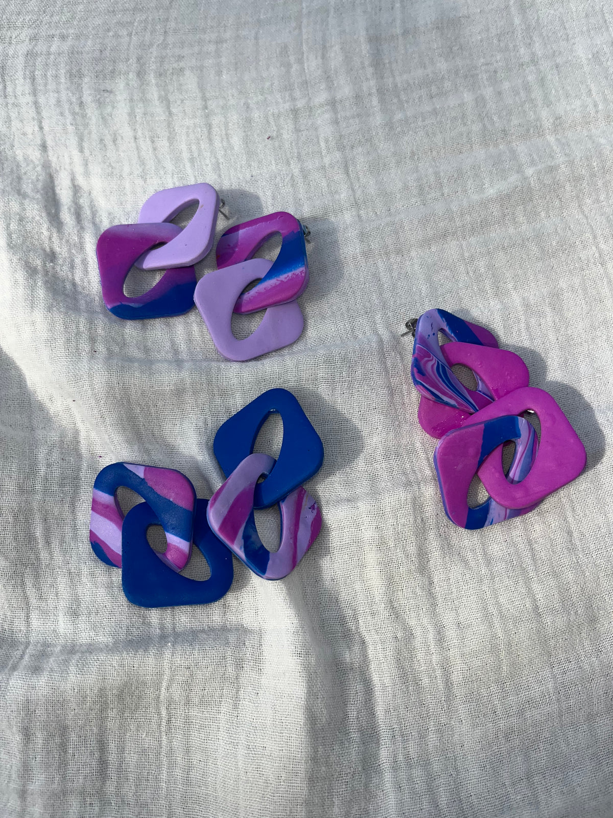Boucles d'oreilles carrés entrelacés asymétriques