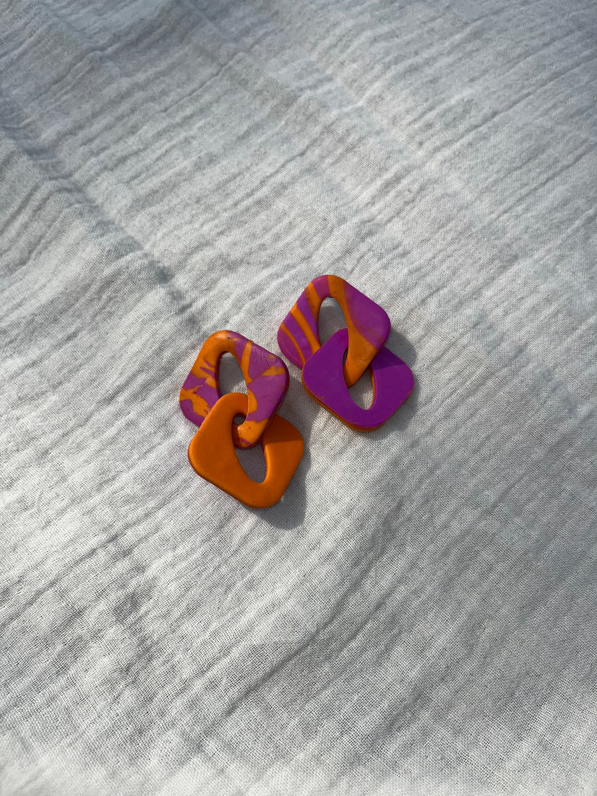 Boucles d'oreilles carrés entrelacés réversibles